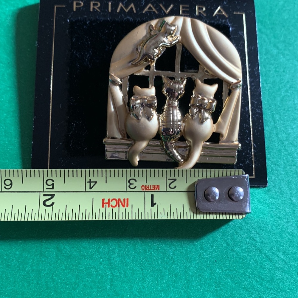 Vintage three cats sitting in window, gold tone 1.5” pin - Picture 2 of 6